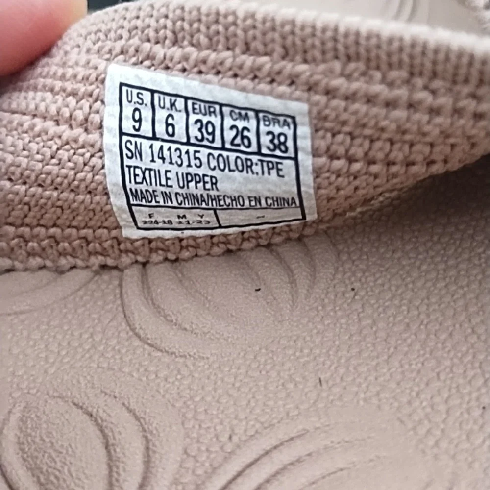 Skechers Women's Tan Flip Flops - Picture 7 of 8